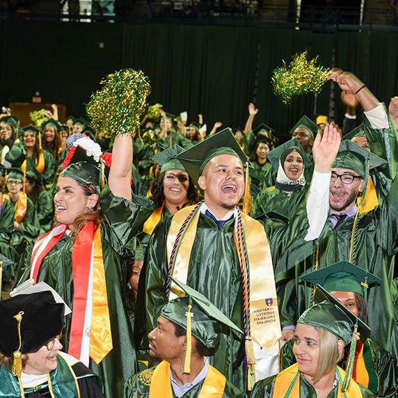 皇冠博彩 Students at Commencement